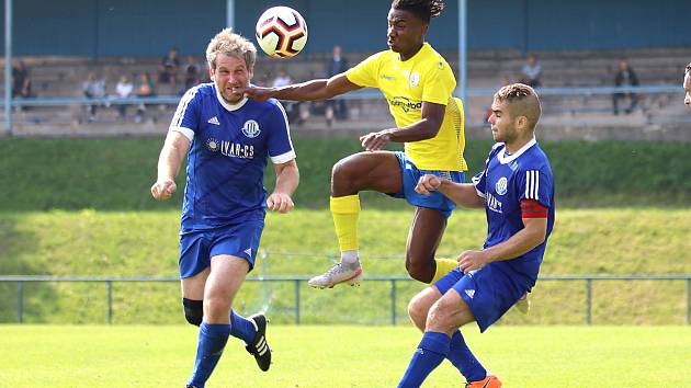 I. A třída: béčko SK Rakovník (ve žlutém) přehrálo jako první v soutěži Dynamo Nelahozeves 2:1.