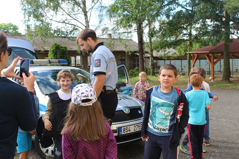 Žáci si vyzkoušeli ošetření ran, prohlédli si hasičský vůz, nebo zhlédli protiteroristický film.