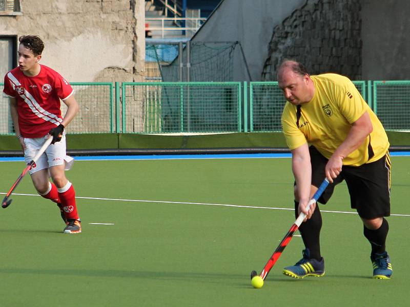 Pozemní hokejisté HC 1972 Rakovník porazili Hradec 5:4.