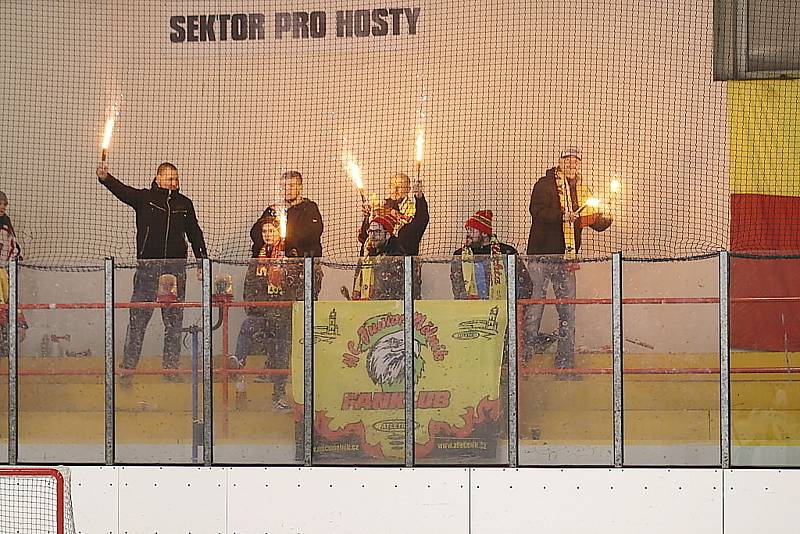 Debakl a konec. Hokejisté Rakovníka (v bílém) prohráli na svém ledě s celkem Junioru Mělník vysoko 2:8 a sezona pro ně skončila.