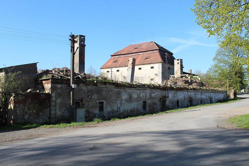 Areál bývalého lihovaru je zchátralý a zničený. Vlastník čelí trestnímu oznámení.