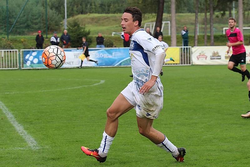 Tatran Rakovník (v růžovém) - SK Kladno 0:1. Dominik Šíma