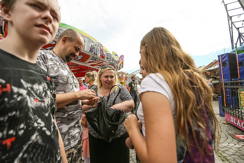 Husovo náměstí zaplnily atrakce. První zářijový týden totiž v Rakovníku totiž patří tradičnímu posvícení.