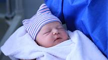 ANTONÍN NESVADBA, PRAHA. Narodil se 15. února 2018. Po porodu vážil 4,2 kg a měřil 52 cm. Rodiče jsou Anna a Adam. Sestra Adina. 