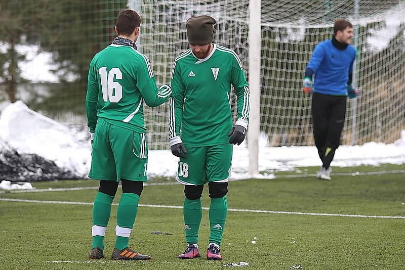 Divizní fotbalisté Tatranu Rakovník (v zeleném) vyhráli v přípravném utkání nad celkem Dobříše jasně 5:2.