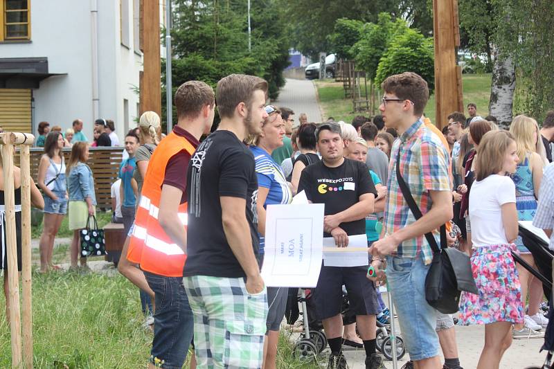 Rakovničtí studenti ve středu veřejně protestovali proti personálním změnám na místní obchodní akademii. 