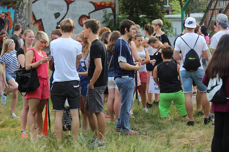 Rakovničtí studenti ve středu veřejně protestovali proti personálním změnám na místní obchodní akademii. 