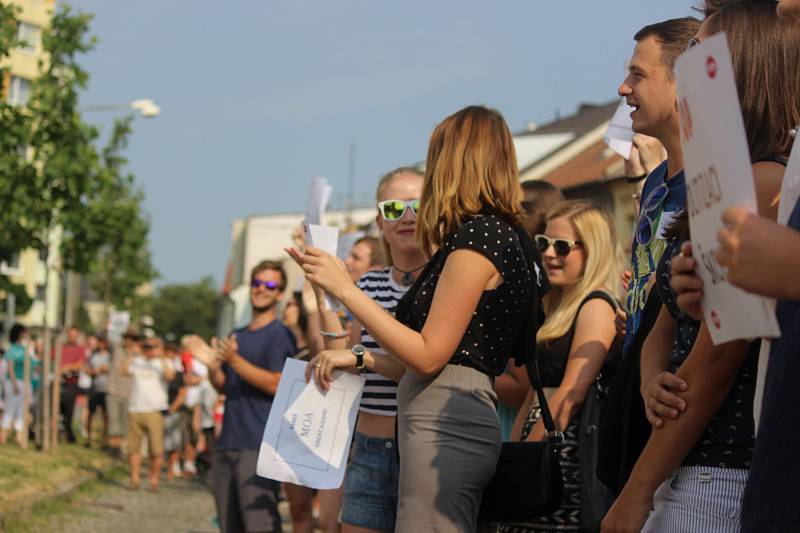 Studenti v Rakovníku protestují proti propouštění učitelů.