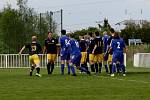 Nové Strašecí (v modrobílém) porazilo doma v derby SK Rakovník 2:1 na penalty.