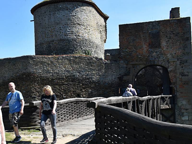 Krásné počasí přilákalo na Krakovec stovky turistů.