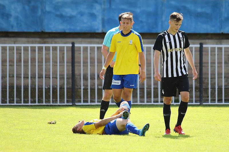 Druhé kolo ČFL: Rakovník (ve žlutém) doma se štěstím uhrál remízu 1:1 s Admirou Praha.