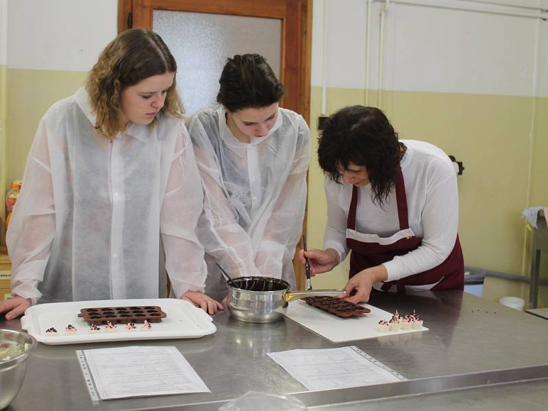 Výroba pralinek na cukrářském kurzu ISŠ Jesenice