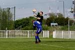 Nové Strašecí (v modrobílém) porazilo doma v derby SK Rakovník 2:1 na penalty.