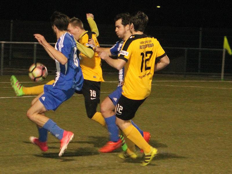 Fotbalisté Nového Strašecí v prvním jarním kole krajského přeboru prohráli s Poříčím 1:3.