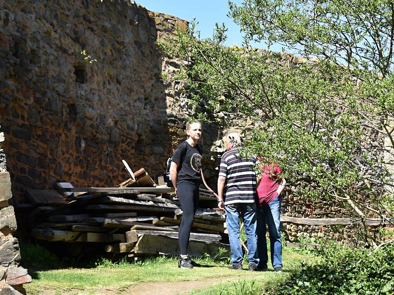 Krásné počasí přilákalo na Krakovec stovky turistů.