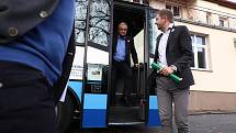 Netradiční předvolební debata Deníku: s politiky na cestě autobusem. Zastavení na besedě s občany ve Všetatech na Rakovnicku.