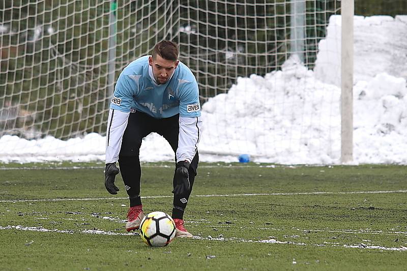 Divizní fotbalisté Tatranu Rakovník (v zeleném) vyhráli v přípravném utkání nad celkem Dobříše jasně 5:2.