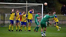 SK Rakovník (ve žlutém) v domácí jarní premiéře přemohl jasně Podlesí 5:0.