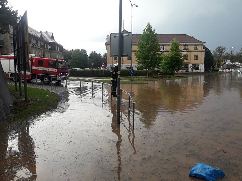 Přívalové srážky si vyžádaly zásah jednotky HZS Rakovník na několika místech ve městě.