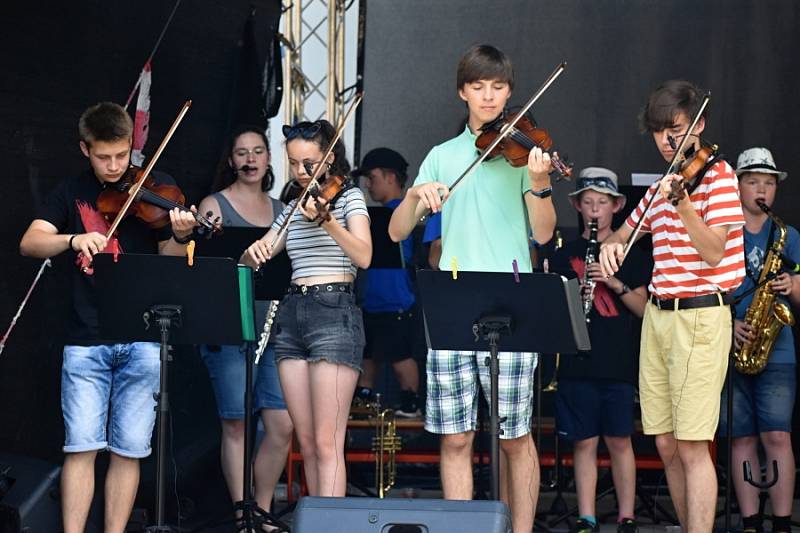 Koncert kapely The Smallpeople v Letním kině v Rakovníku.