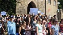 Studenti v Rakovníku protestují proti propouštění učitelů.