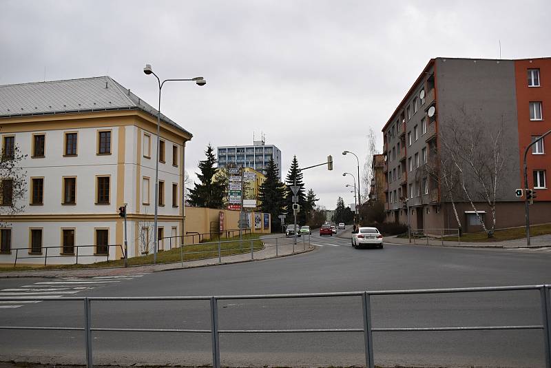 Křižovatka u soudu bývá velice frekventovaná. Toto místo by mohl od letošního roku strážit nový kamerový bod.