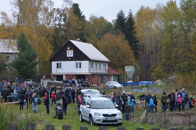 Výlov sledovalo mnoho lidí z Nového Strašecí i okolí.