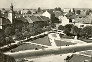 Historický pohled na Komenského náměstí v Novém Strašecí z budovy školy.