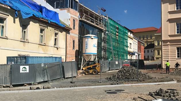 Práce na Husově náměstí v Rakovníku.