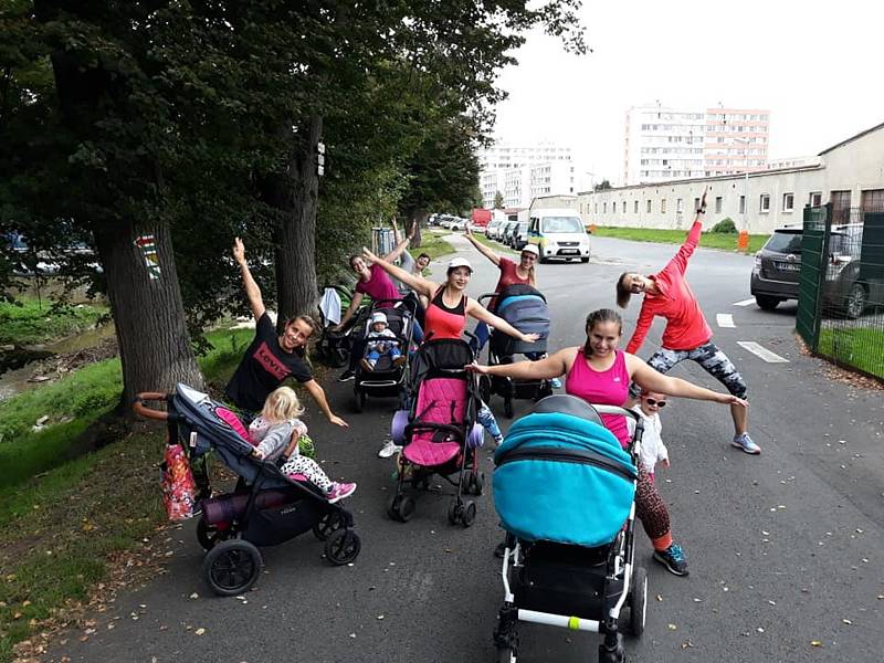 Maminky pod vedením Kateřiny Benešové cvičí s kočárky u Rakovnického potoka.