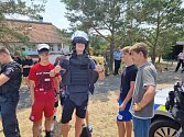V rekreačním středisku Star Line Šlovice měly děti z tábora možnost prohlédnout si výstroj, výzbroj, vybavení a dopravní prostředky využívané policisty Územního odboru Rakovník.