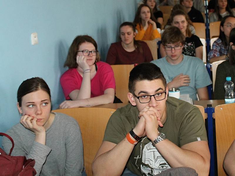 Dvanáctá vědecká chemická konference na rakovnickém gymnáziu byla na téma Chemie, feromony a láska.