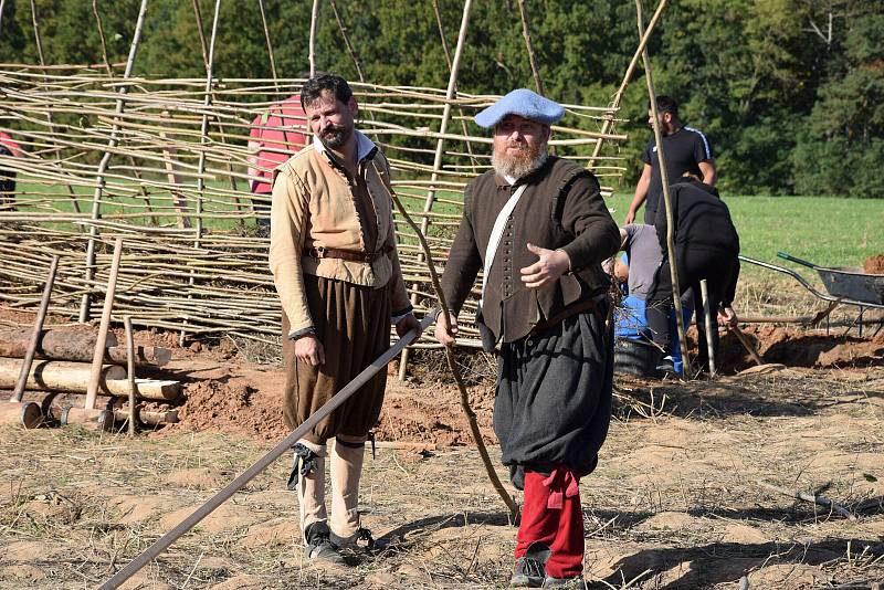 Stavba experimentální dělostřelecké reduty u rakovnického letiště.