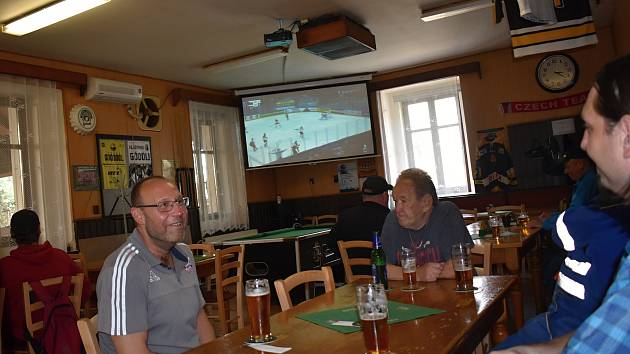 Třetí duel Česka na mistrovství světa v ledním hokeji proti Rakousku sledují i návštěvníci restaurace Panský mlýn v Rakovníku.