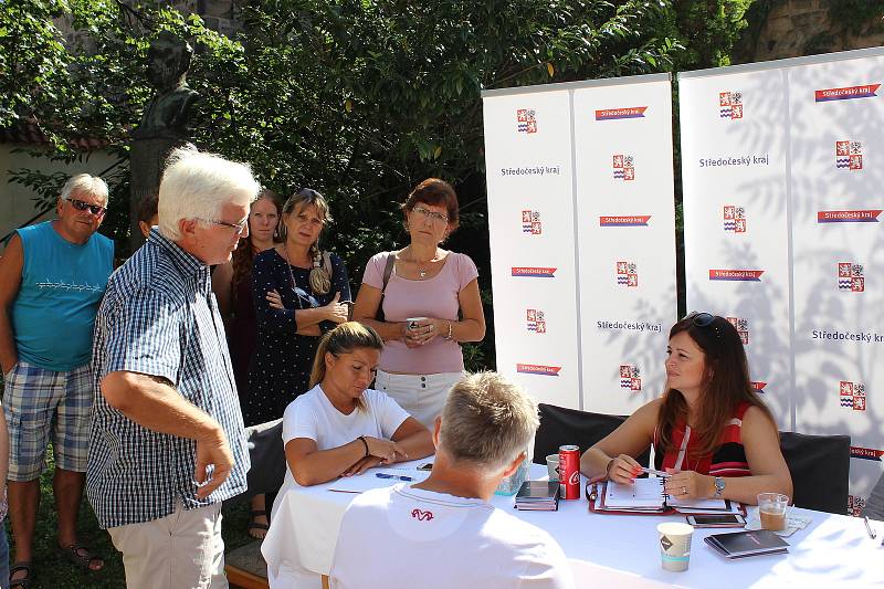 Na hejtmančin úřední den v Rakovníku dorazila kromě ostatních lidí také skupina protestujících proti současnému dění na MOA Rakovník. Jednání však příliš úspěšné nebylo.