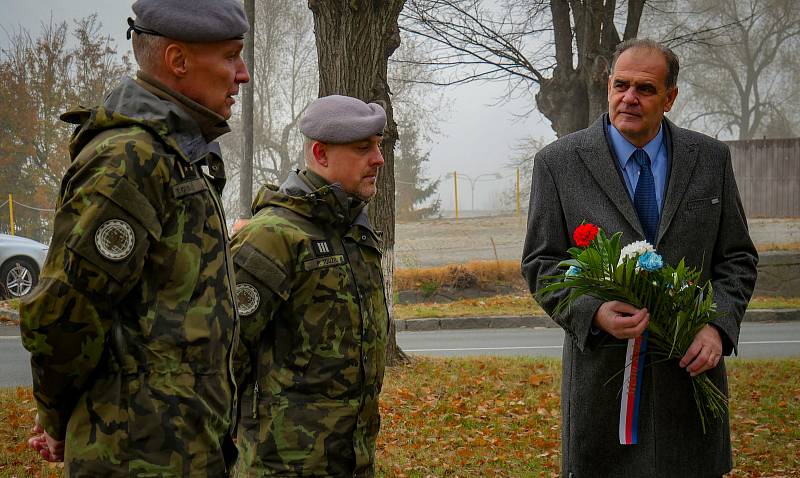 Zástupci města, vojáků a sokolů si u rakovnických pomníků připomněli den vzniku samostatného československého státu.