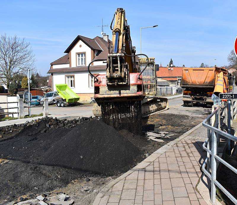 Z luženské tepny mizí "kočíčí hlavy", které k obci desítky let neodmyslitelně patřily. Opravena bude silnice i chodníky.