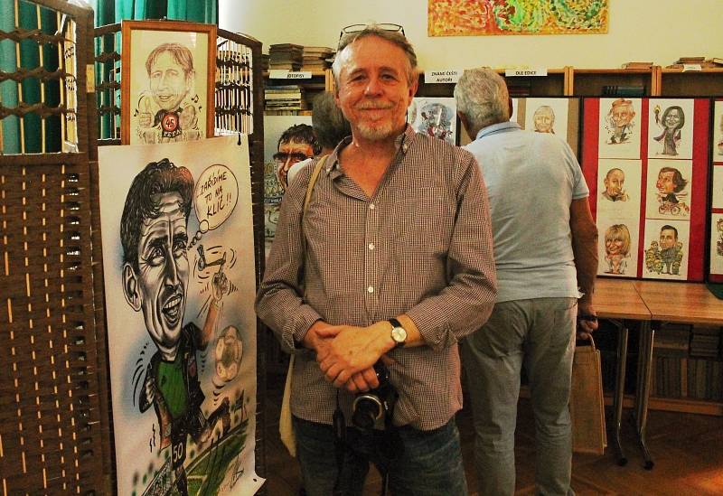 Karikaturista Milan Kounovský zahájil při oslavě svých pětapadesátin výstavu svých kreseb v rakovnickém domově seniorů.
