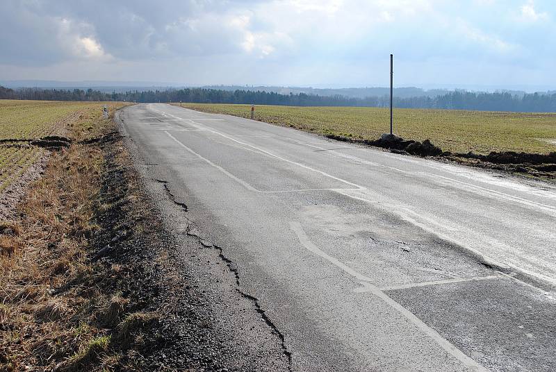 Silnice II/227 spojující Rakovník s Žatcem. Ve Středočeském kraji je v katastrofálním stavu, v Ústeckém kraji kompletně zrekonstruovaná.