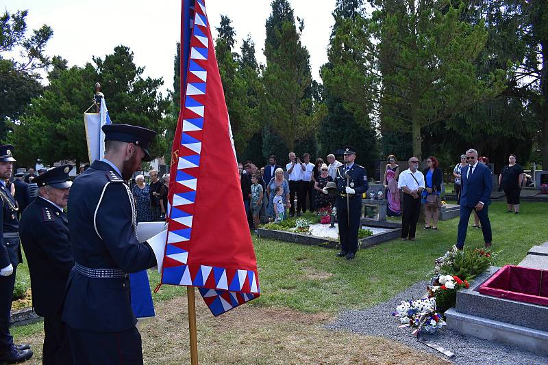 Znovuuložení ostatků strážmistra četnictva Františka Ometáka na mutějovickém hřbitově.