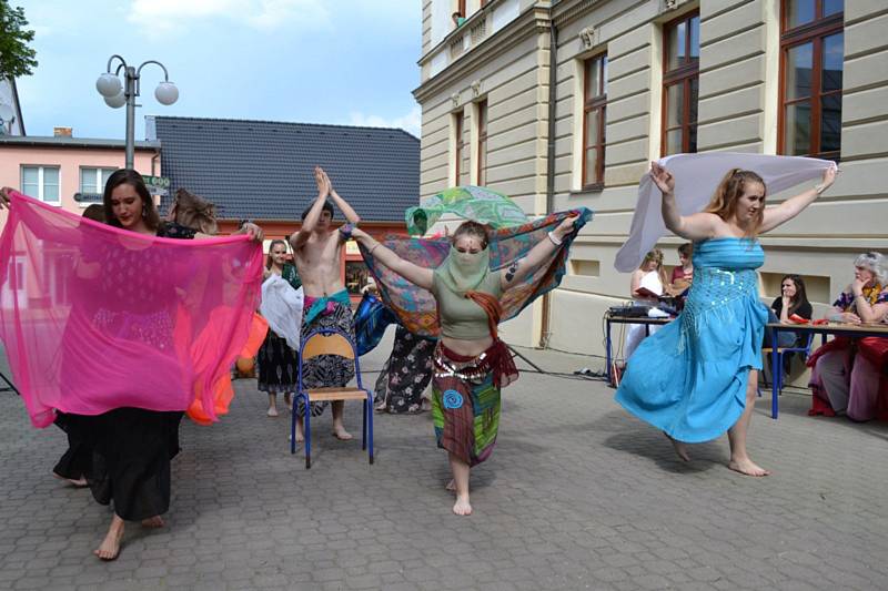 Ve čtvrtek 10. května se u novostrašeckého gymnázia konala studentská oslava Majáles.