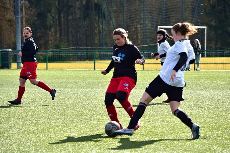 Fotbalová příprava: po šokujícím závěru SK Pavlíkov (v tmavém) – FC Mělník 3:4