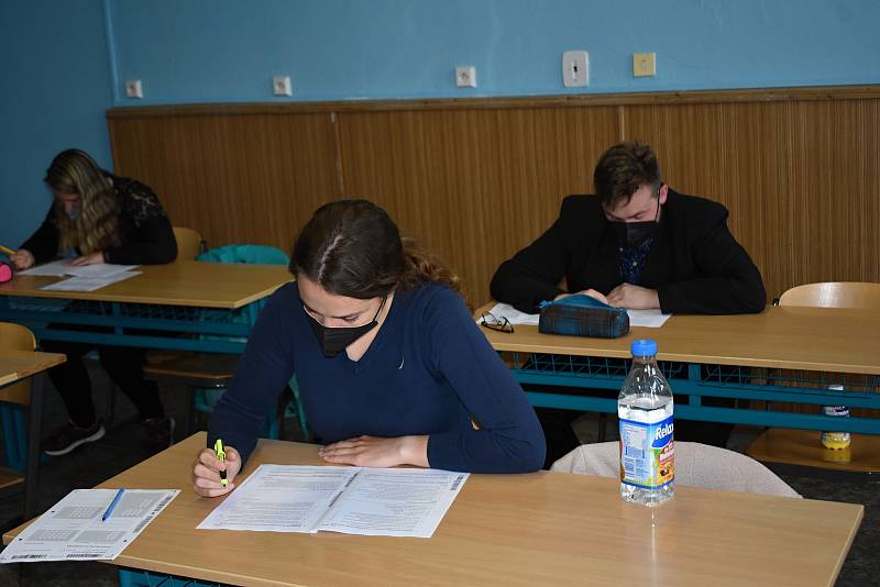 Studenti Masarykovy obchodní akademie v Rakovníku mají za sebou didaktické testy, které jsou součástí maturitní zkoušky.