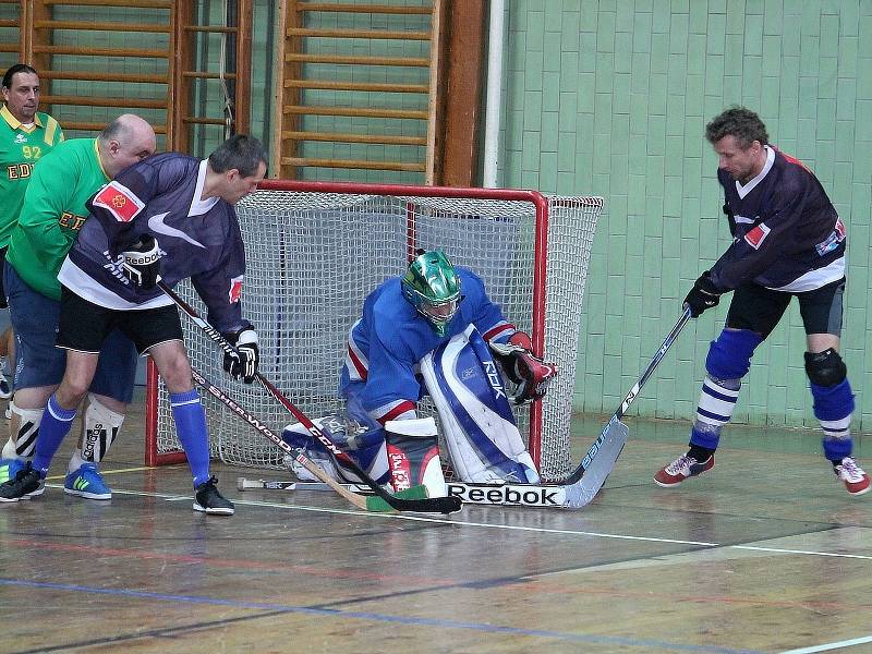 V rakovnické sportovní hale se uskutečnil druhý ročník charitativní akce Retro hokejbal pomáhá. Hokejbalisté a sponzoři vybrali dohromady přes 42 tisíc korun, které byly rozděleny čtyřem organizacím.