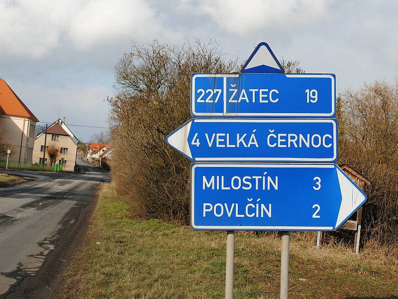 Silnice II/227 spojující Rakovník s Žatcem. Ve Středočeském kraji je v katastrofálním stavu, v Ústeckém kraji kompletně zrekonstruovaná.