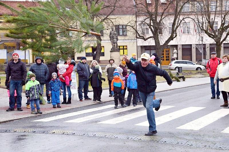 Soutěž v hodu vánočním stromkem v Novém Strašecí.