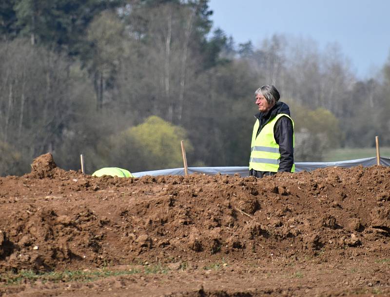 Na hlavní trase plánované dálnice D6 u Nesuchyně a Krupé probíhá archeologický průzkum, který provádí Česká společnost archeologická.