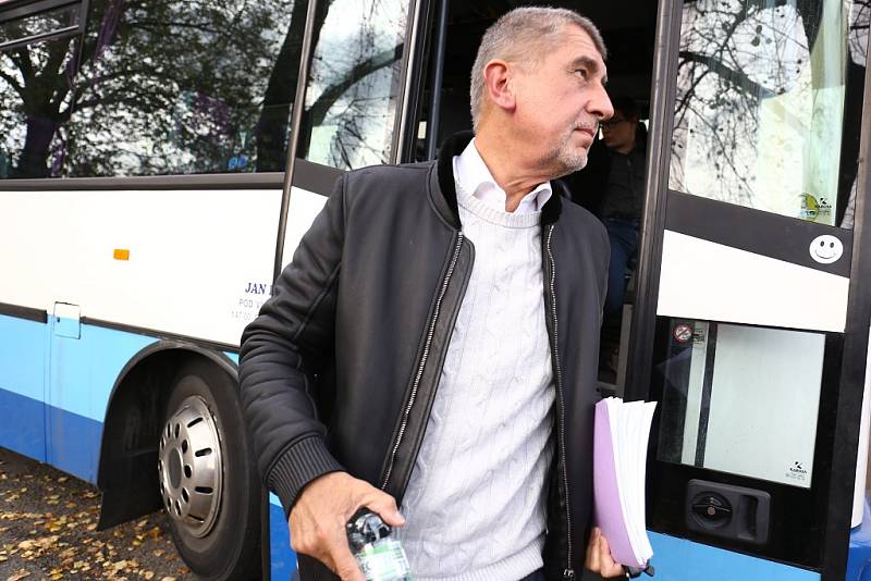 Netradiční předvolební debata Deníku: s politiky na cestě autobusem. Zastavení na besedě s občany ve Všetatech na Rakovnicku.