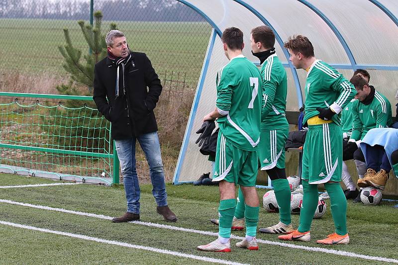 Tatran Rakovník (v zeleném) - FK Králův Dvůr 1:6. Domácí sice vedli, ale pak kraloval o soutěž výš hrající soupeř.