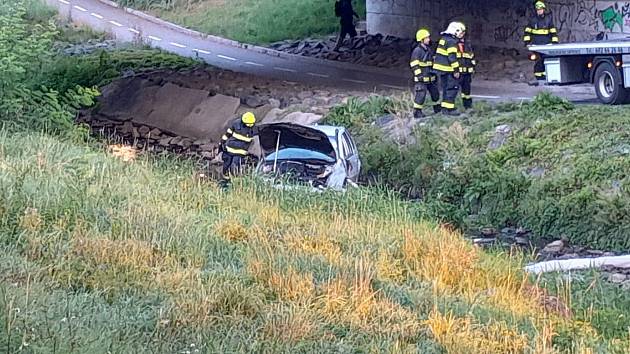 Sobotní havárie: auto skončilo v Rakovnickém potoce.